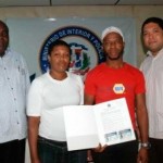 Entregan-126-carnets-a-extranjeros