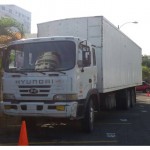Camión en el que transportaban mercancía incautada en Baní.