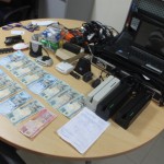 Dinero y objetos incautados a la red.