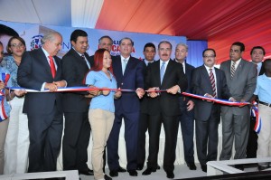 El presidente Danilo Medina corta cinta para inaugurar escuela en La Vega.