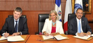 Ministro de Hacienda, Simón Lizardo, firma acuerdo con autoridades de Francia.