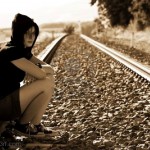 3790549-joven-triste-mujer-sentada-en-un-ferrocarril