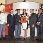 Juan Amell (Bepensa Dominicana) y Vielka Guzmán (Coca-Cola) recibiendo e…