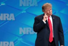 Reportan la detención del hombre que arrojó un móvil contra Trump durante una conferencia sobre armas
