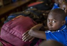 La guerra por el idioma que tiene al 80% de las escuelas de un país cerradas desde hace 3 años