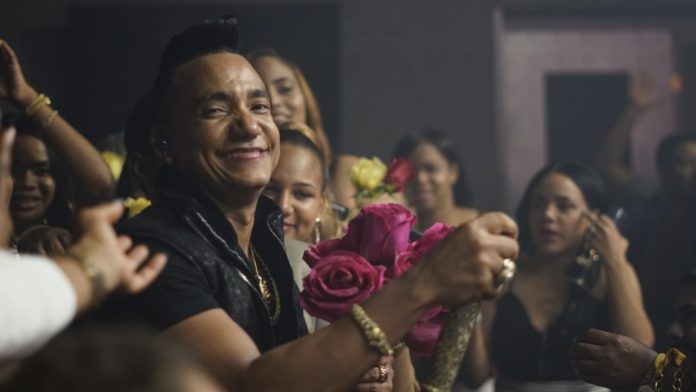 Elvis Martinez regala rosas