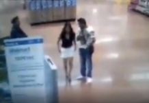 La acusan de robo en tienda comercial y se quita la ropa
