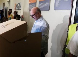 La candidata hizo un llamado a la población a que acuda a ejercer su derecho al voto con paciencia. «Las personas que en sus mesas ha habido un retraso les pedimos que esperen un ratito para que todo fluya bien», señaló Mejía. «Hemos tenido informaciones de que ha habido algunos retrasos, por eso pedimos que la JCE y nuestras autoridades que están allá nos mantengan informados y nos den una información con todos los datos debidamente confirmados para no especular», agregó.