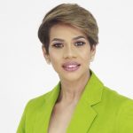 foto sentada chaqueta verde