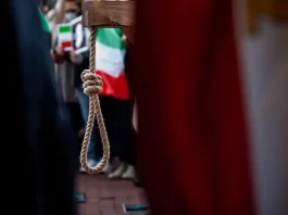 Irán ejecuta a tres presos por su participación en atentados Irán ejecuta tres presos.