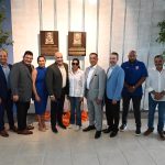En la emotiva ceremonia, en la que asistieron parientes de los galardonados, fueron develadas las placas de ambos.