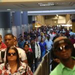 Usuarios del Metro de Santo Domingo recibiendo el servicio.