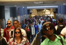 El Metro rompe récord al transportar 88 millones de usuarios en lo que va del 2023 Usuarios del Metro de Santo Domingo recibiendo el servicio.
