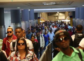 El Metro rompe récord al transportar 88 millones de usuarios en lo que va del 2023 Usuarios del Metro de Santo Domingo recibiendo el servicio.