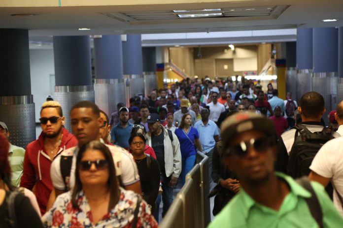 Usuarios del Metro de Santo Domingo recibiendo el servicio.