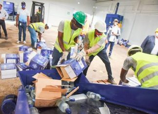 Aduanas detecta contrabando millonario de bebidas «premium» en el AILA Aforadores y fiscalizadores de la DGA.