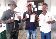 Agricultura distribuye insecticida orgánico para cultivos de habichuelas en San Juan Agricultores beneficiados.
