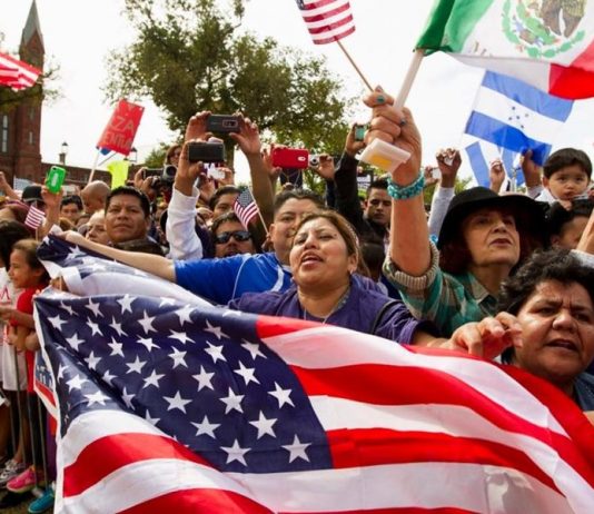 Uno de cada 3 latinos ha pensado en irse de Estados Unidos en el último año